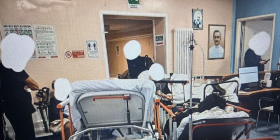 Vibo, the emergency room in... code red. Hours of waiting and sick people on stretchers