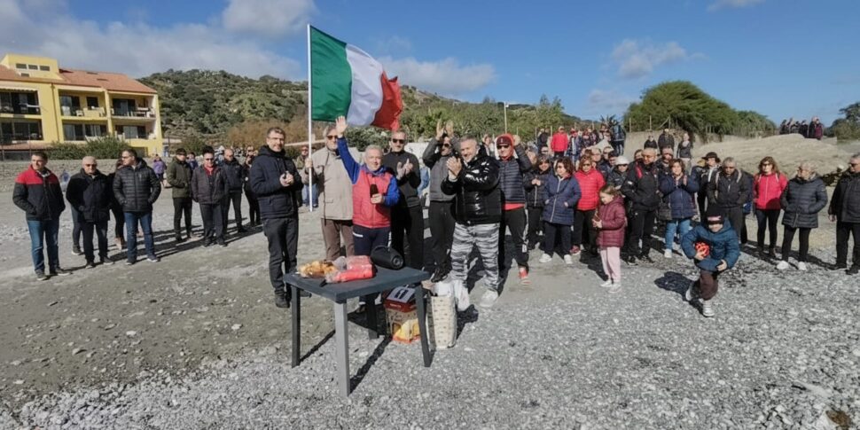 Messina, wind and cold challenge each other in Mili Marina: the "tradition" of the first dive of the year has been renewed