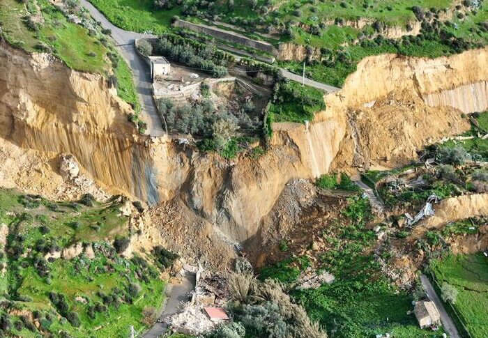 "Niscemi is worse than Vajont". But... "the Bridge over the Strait cannot be touched". The Gela prosecutor's office opens an investigation: "We will acquire papers, various entities involved"