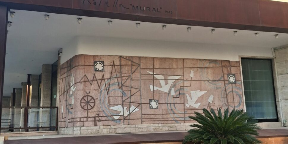 Catanzaro, Palaia: the mural by Mimmo Rotella on Corso Mazzini has been cleaned