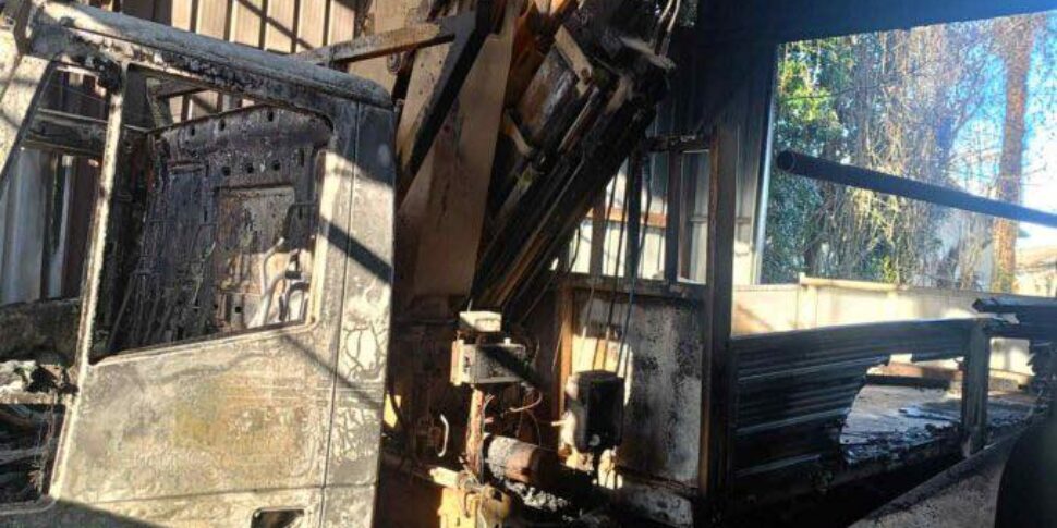 Fire in a warehouse in Spadola: the work vehicle of an entrepreneur from Serra San Bruno destroyed