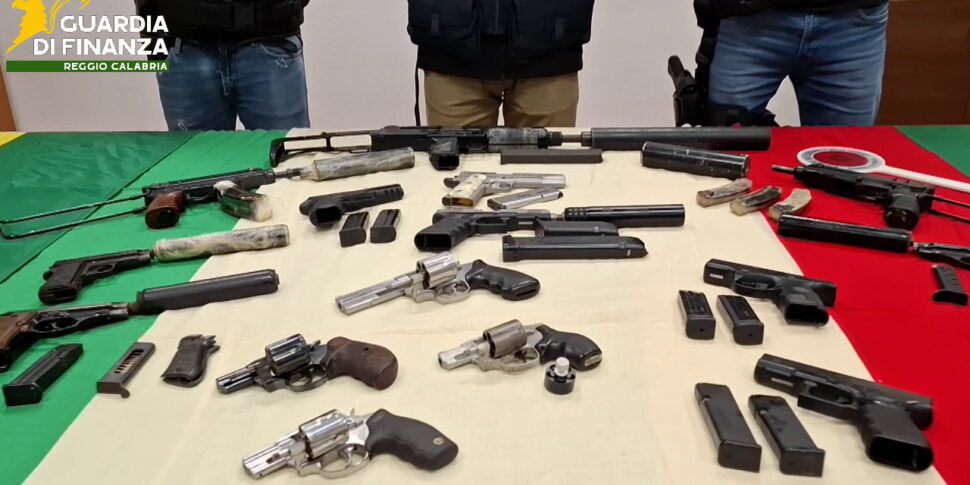 Maxi seizure of weapons in the Gioia Tauro plain. The Financial Police discovers an arsenal hidden underground PHOTO | VIDEO