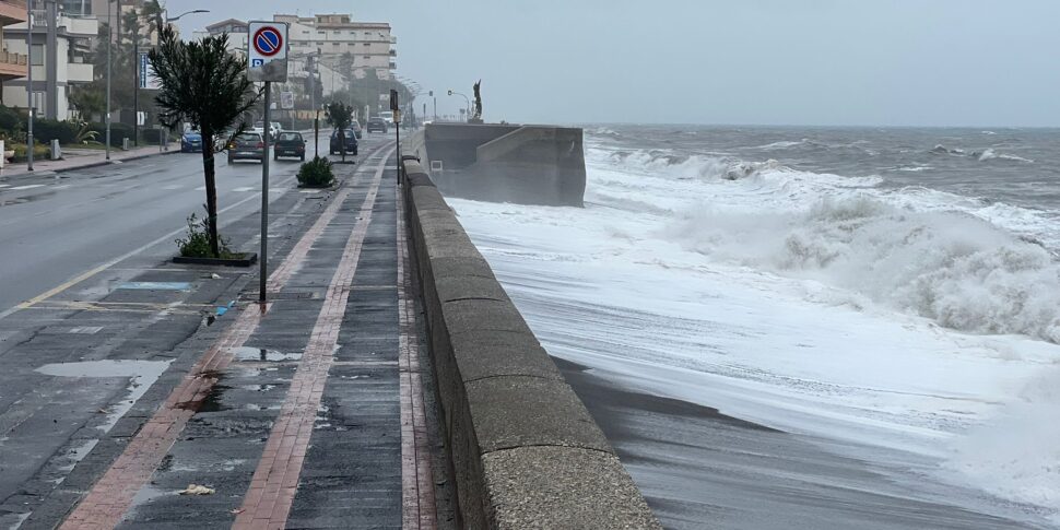 Red alert in eastern Sicily, off-limits roads in the Ionian area: schools, villas and facilities closed, trains rescheduled. 190 people evacuated