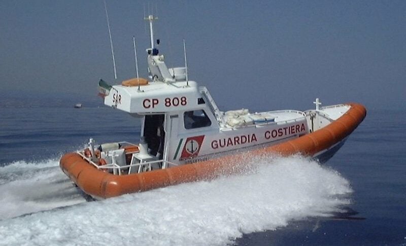 Tropea, adrift fisherman rescued by the Coast Guard: the signal rocket was decisive