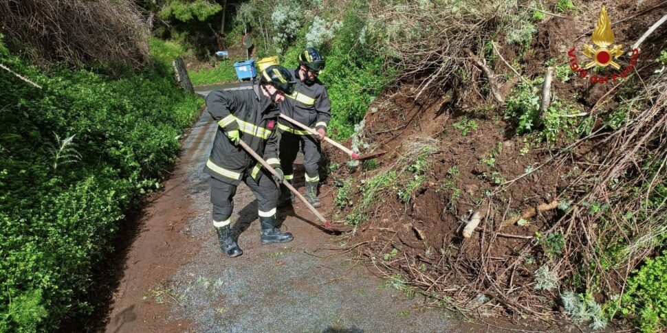 Bad weather in the Messina area, dozens of interventions by the firefighters: landslides, unsafe trees and compromised roads
