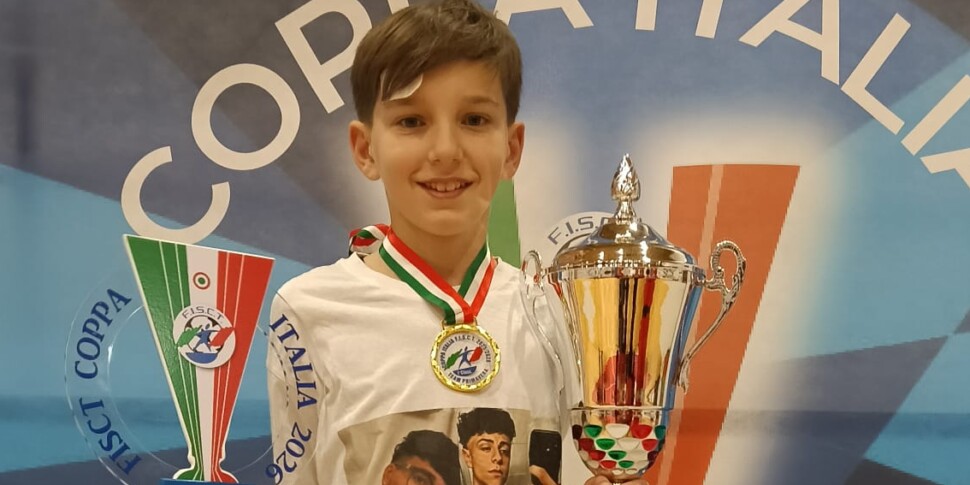 Table football, the eleven-year-old Barcelona talent Rossitto wins the Italian Cup and Super Cup with Bari. The dedication is touching...