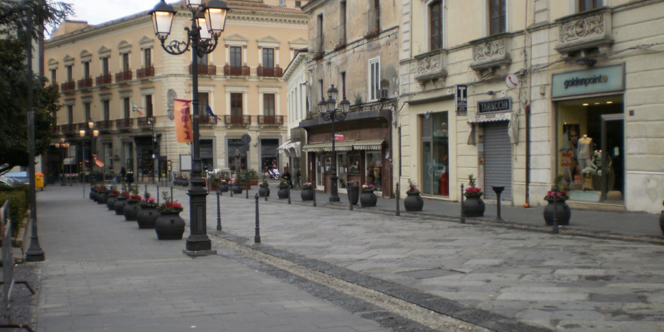 Catanzaro, empty shops and unlikely agreements: when politics tries to replace the market