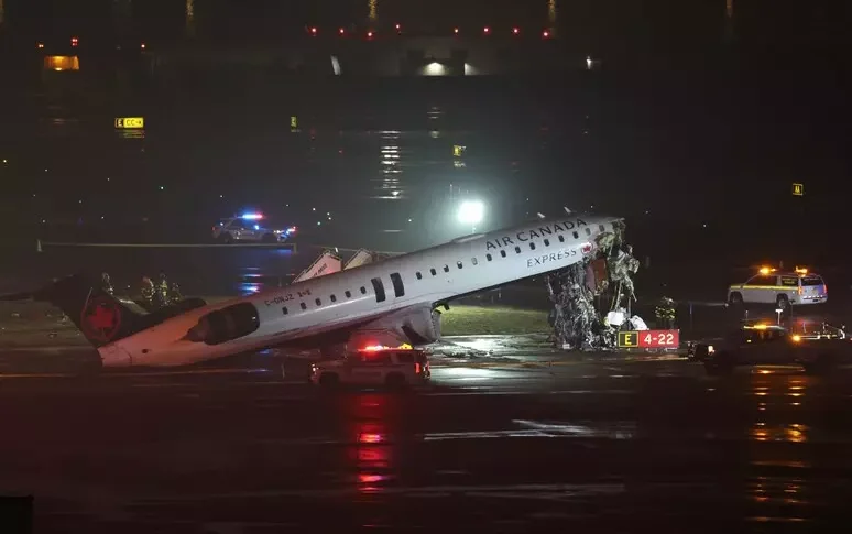 Accident on the runway between an Air Canada plane and a fire engine at LaGuardia airport in New York. Pilots dead, flights suspended