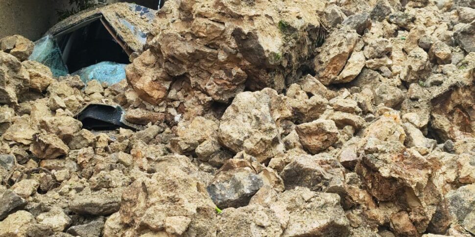 Costone landslides on a house in Stilo and devastates parked cars: a woman receives a miracle, no victims