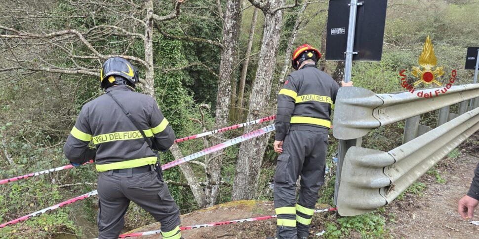 Father and son on the scooter down a 10 meter cliff in Figline Vegliaturo: the young man transported by air ambulance is serious