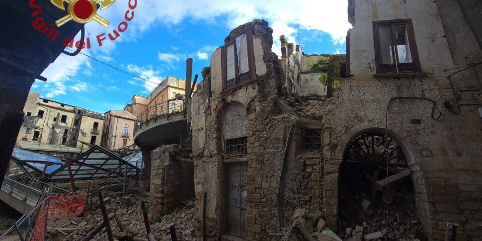 Fear in the historic center of Cosenza: a building collapses in Vico Campagna, 7 families evacuated PHOTO
