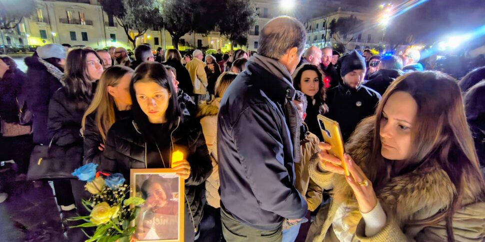 «Free to live, not to die»: Messina stops for Daniela, torchlight procession in Piazza Duomo against feminicide
