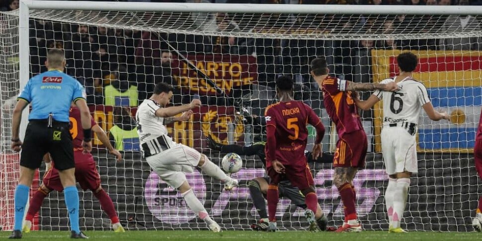 Juventus never dies: two goals down in Rome, they equalize in the 93rd minute with Gatti and remain in contention for the Champions League