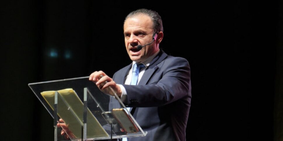 Messina, De Luca tries to shuffle the cards... in other people's homes: "Centre-right councillors, apply with us"