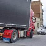 Pizzo, truck trapped in the historic center: municipal workers avoid chaos PHOTO