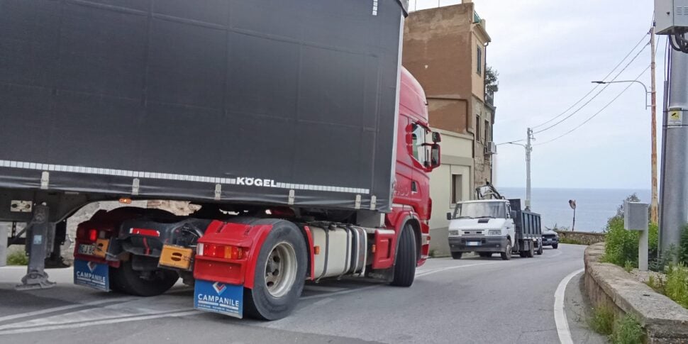 Pizzo, truck trapped in the historic center: municipal workers avoid chaos PHOTO