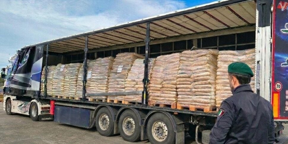 Reggio Calabria, huge seizure of "expired" pellets: over 250 tons with false branding