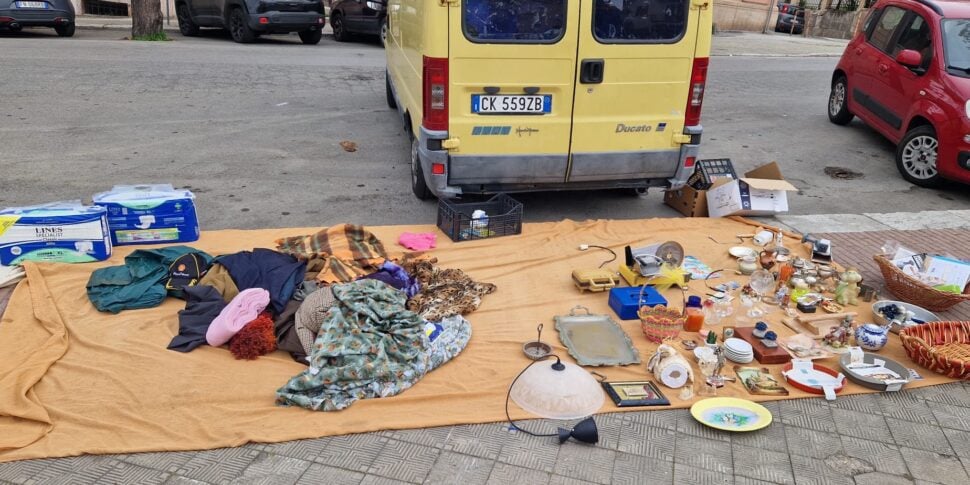 Reggio, blitz by the local police between Piazza del Popolo and Piazzetta Unicef: illegal street vendors evicted, urban Daspo and three complaints