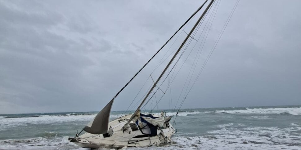 Sailing vessel stranded on Isola Capo Rizzuto: two tourists saved during the night