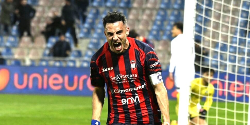 Super Gomez drags Crotone: 2-0 victory for the Pythagoreans against Cavese PHOTO