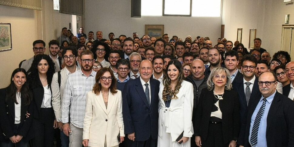 116 permanent contracts signed. Schifani to the new hires: «Your mission is to contribute to the growth of Sicily»