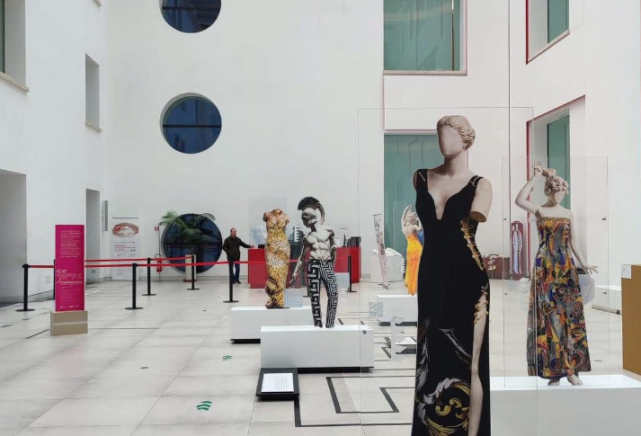 Gianni Versace, precious reserve of imagination. New installation at the Reggio Museum