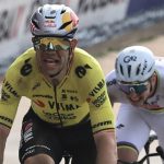 Van Aert Monument, beats Pogacar and takes the Roubaix. In tears: "I've been waiting for this moment for eight years"