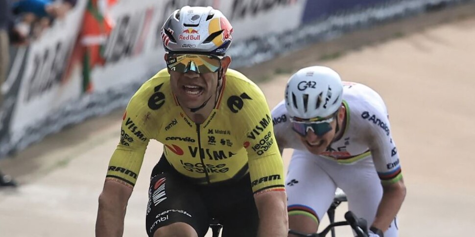 Van Aert Monument, beats Pogacar and takes the Roubaix. In tears: "I've been waiting for this moment for eight years"