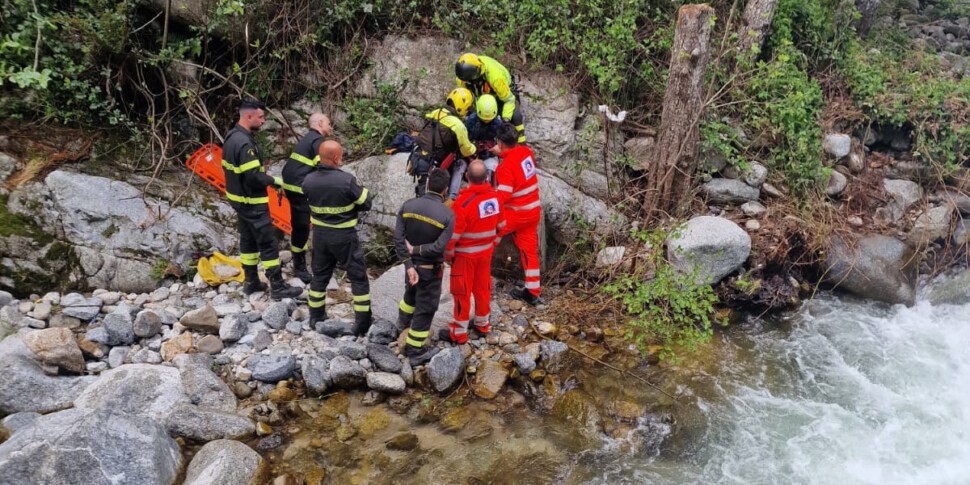 Boy with a fracture rescued in the countryside of Petilia Policastro by the Crotone Fire Brigade VIDEO