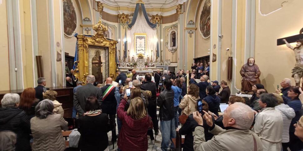 Crotone, the ancient rite of the "lowering" of the great icon of Mary of Capocolonna kicks off the Seventh Anniversary