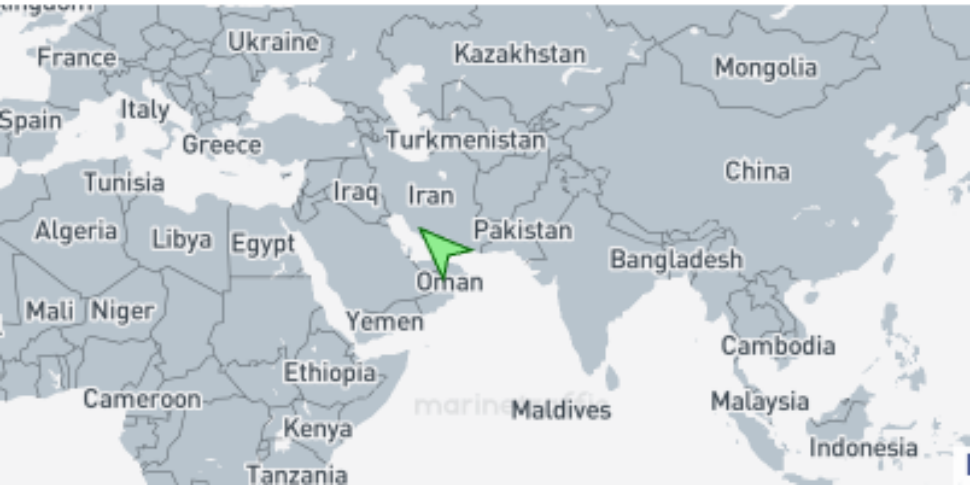 A ship crosses Hormuz after the start of the US blockade. Trump: "Iran called, it wants an agreement"