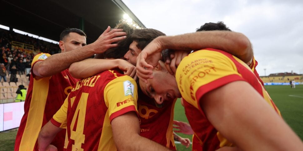 Catanzaro, one goal down, grabs a draw at the end against Juve Stabia: fifth place secured