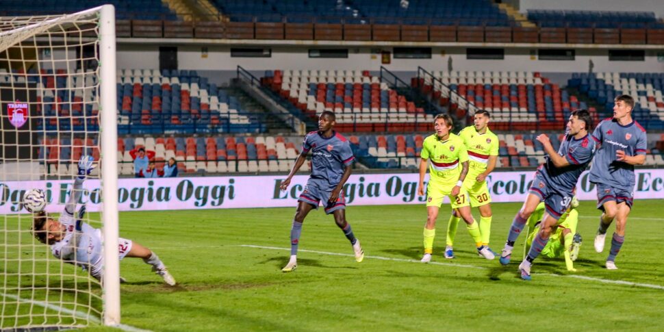 Mazzocchi signs the relaunch: Cosenza narrowly beats Trapani and regains fourth place PHOTO