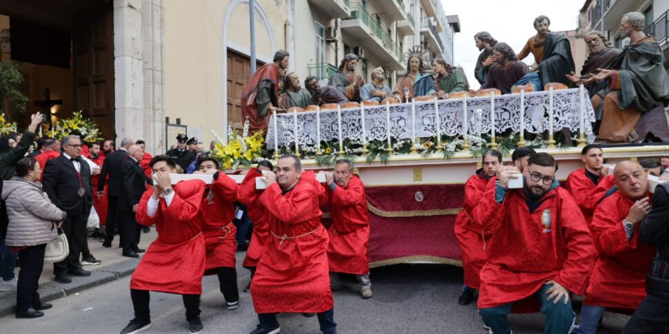 Messina, the rain doesn't stop the Barette. Monsignor Accolla to the faithful: "This Easter we accompany the weak along the paths of hope"