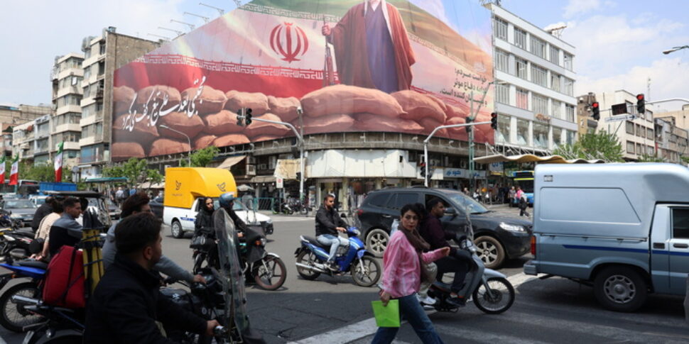 Middle East, Trump: "Iran is collapsing with Hormuz closed". Tehran: "USA lift the blockade and we will negotiate"