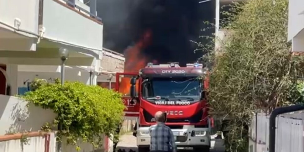 Patti, fear in Mongiove: flames among the houses of the seaside village
