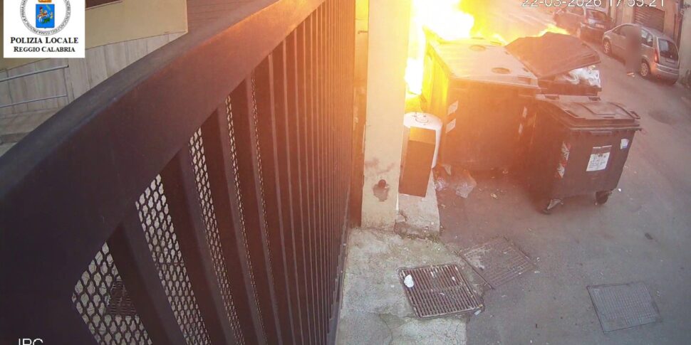 Reggio, throws embers and waste into the bin and causes a fire in the centre: reported