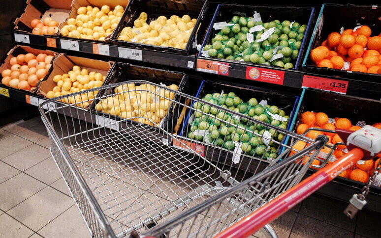 Shops in trouble and sales falling, Calabrian families in the balance are more cautious