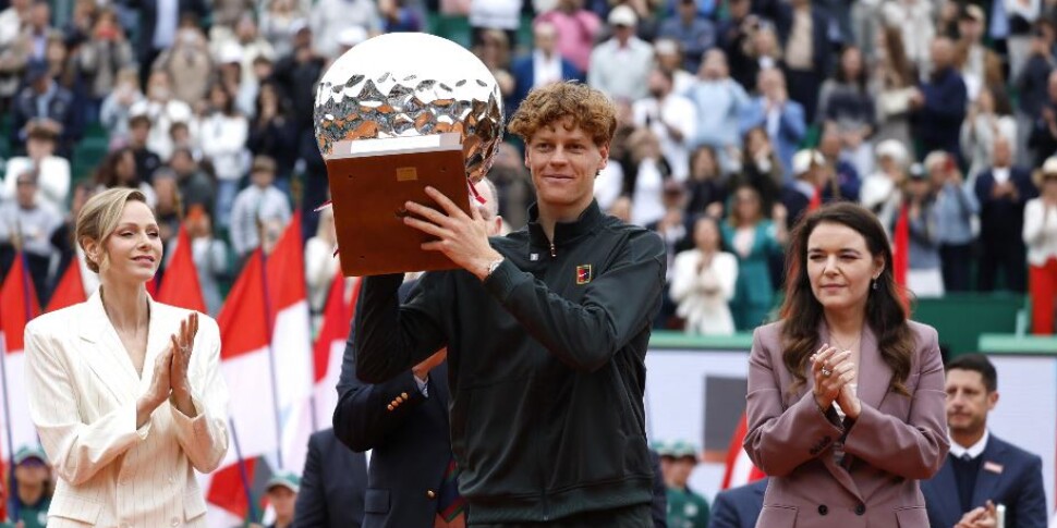 Sinner triumphs in Monte Carlo, beats Alcaraz in two sets and returns number 1 in the world. Jannik: "Nice, but the ranking is secondary"