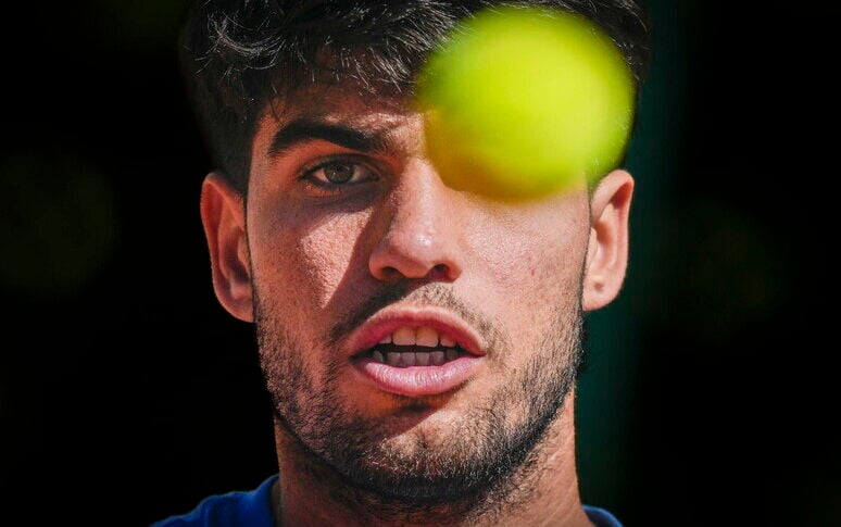 Tennis, Alcaraz raises the white flag: no Rome and Roland Garros. Sinner takes flight...