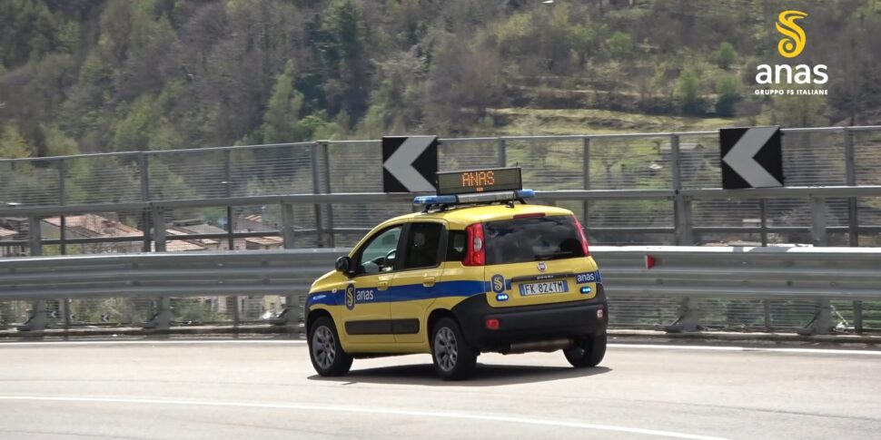 Truck on fire on the motorway in the Vibonese area, the A2 closed: diversions and traffic inconveniences
