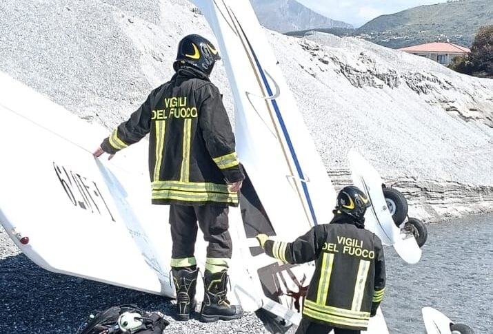 Ultralight plane coming from Syracuse crashes on Grisolia beach: the two occupants are miraculously saved