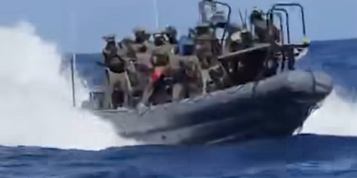 Flotilla, the Israeli Navy boards ships 80 miles from Cyprus: some of the 35 Italians on board are blocked