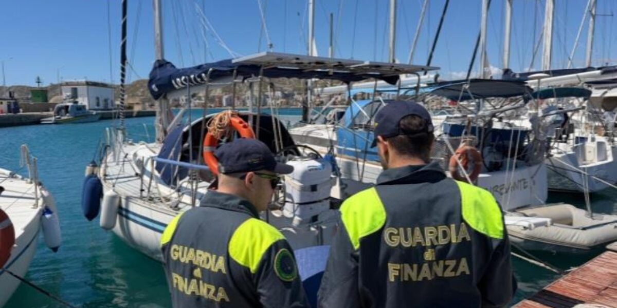 Blitz by the Financial Police in Vibo: 6 boats with foreign flags "ghost" for the tax authorities discovered