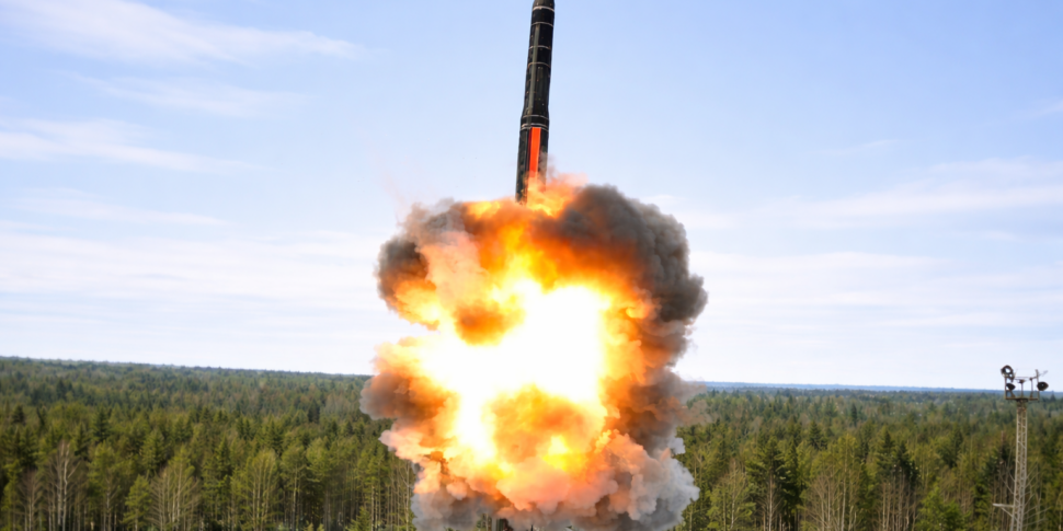 Russian raids on Kiev, Zelensky: "Even an Oreshnik missile carrying nuclear warheads". Conviction of Meloni and Macron