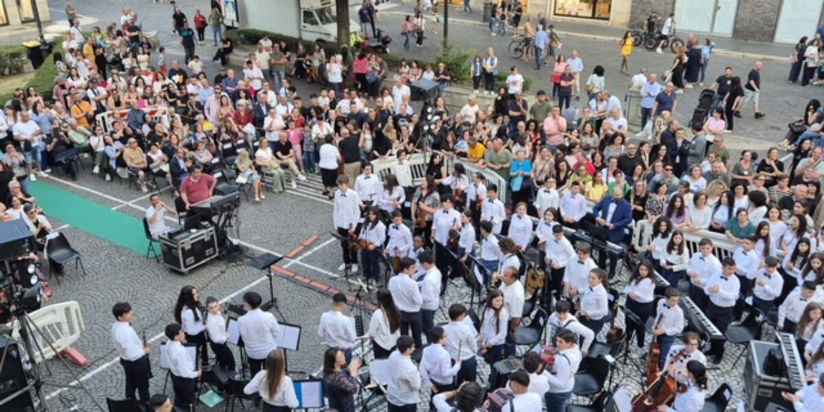 Piazza Resistenza packed for “In corde amoris”: 200 kids from the orchestra and choir of the Ic Papanice Alfieri thrill the city