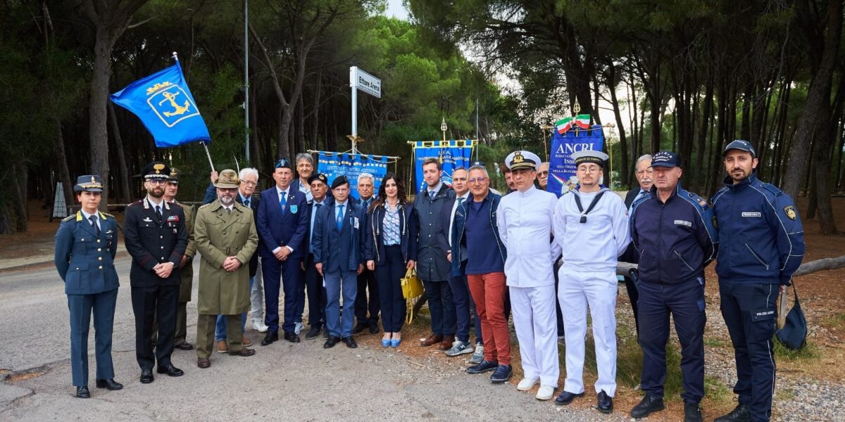 A street in the Giovino neighborhood is named in memory of the Catanzaro partisan Ettore Arena