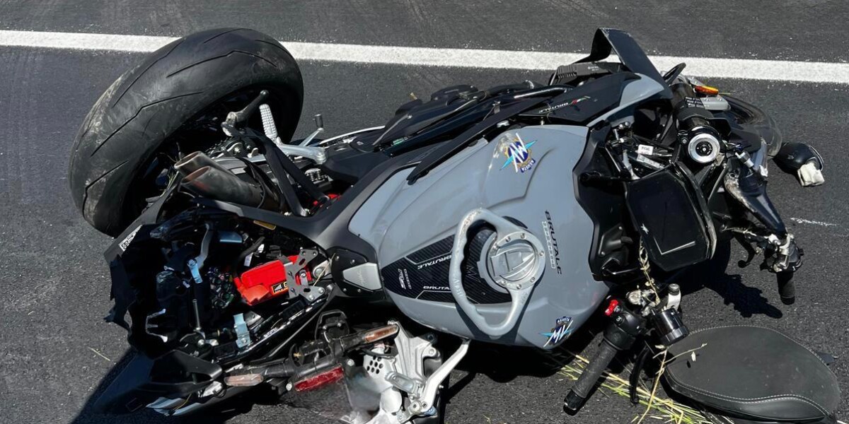 Another victim on State Road 106: a young man from Cotronei died, his twin was injured. The motorbike accident at the Papanice crossroads in Crotone