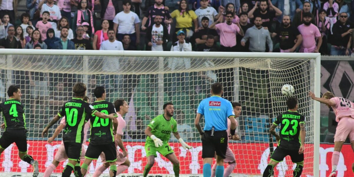 Apotheosis Catanzaro, suffers in Palermo (2-0 for the rosanero) but resists and wins a historic final for Serie A