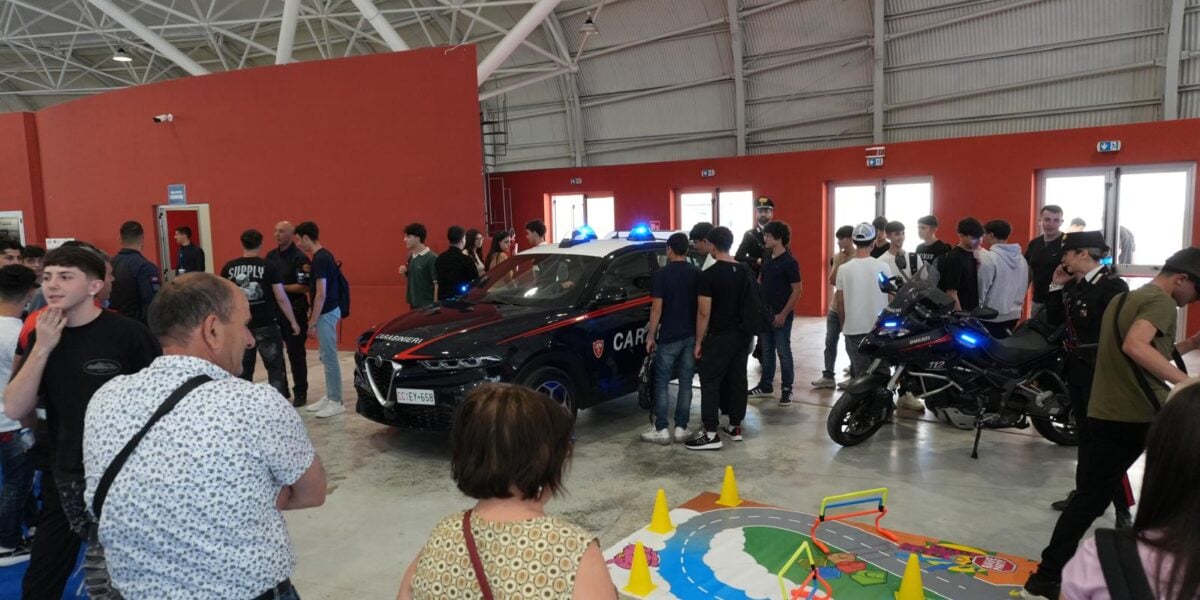Carabinieri of Catanzaro, success of the stand as part of the "Work calls" initiative